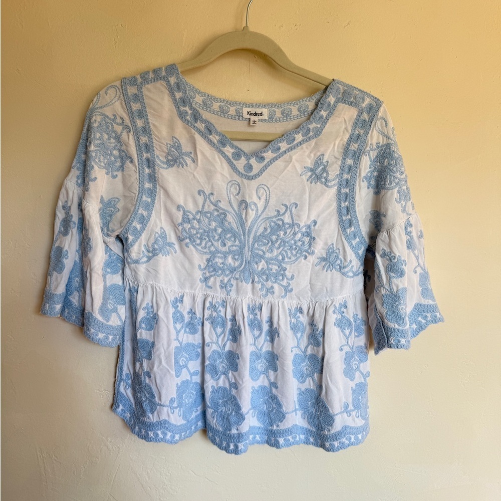 Kindred shirt Women's Medium‎ White Blue Embroidered Blouse Boho Mexican floral